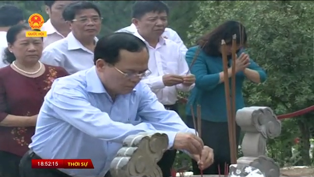 หัวหน้าคณะกรรมการตรวจตราส่วนกลางจุดธูปที่สุสานพลเอก หวอเงวียนยาป